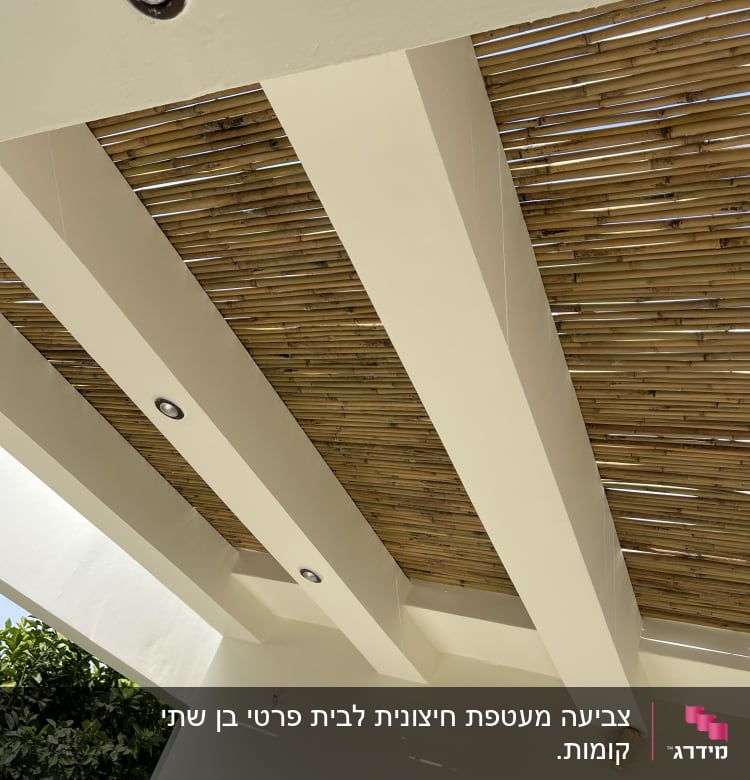 תקרה עם קורות עץ וגופי תאורה שקועים